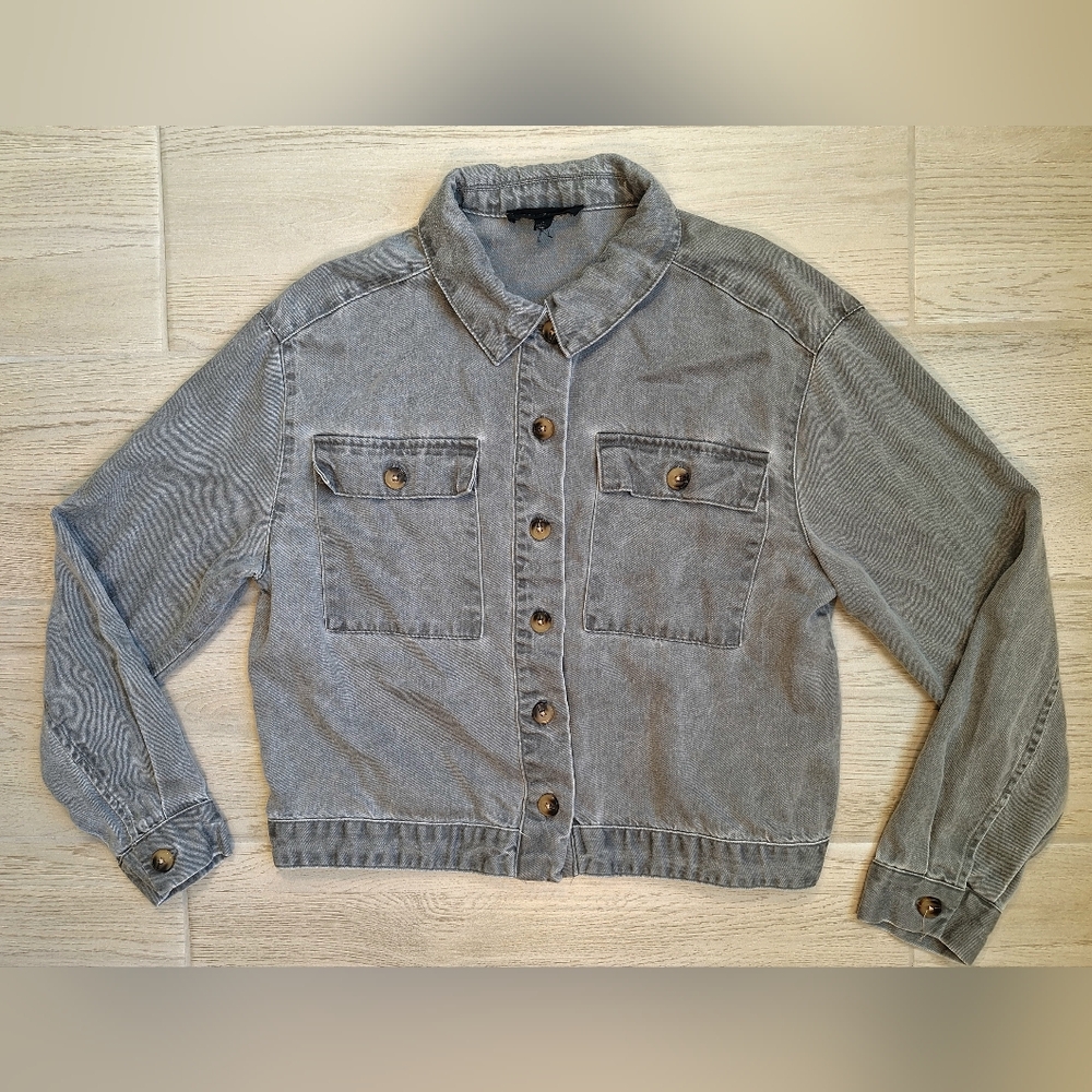 Jane + Delancey Light Gray Button Front Lightweight Cropped Shacket - Medium